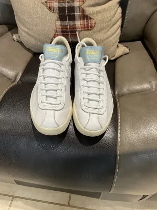 Adidas Lacombe Talla 44 Blancas y Azules