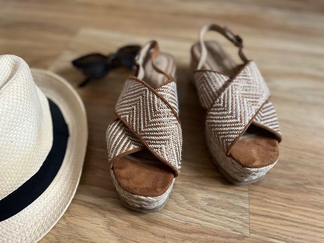 Sandalias de cuña beige y marrón