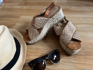 Sandalias de cuña beige y marrón