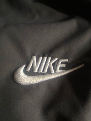 Chaqueta Nike gris i los nike blancos