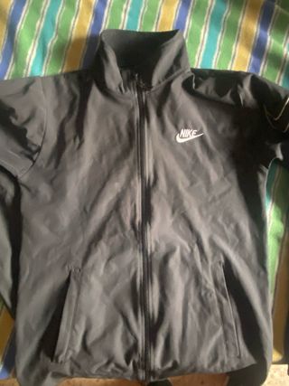 Chaqueta Nike gris i los nike blancos