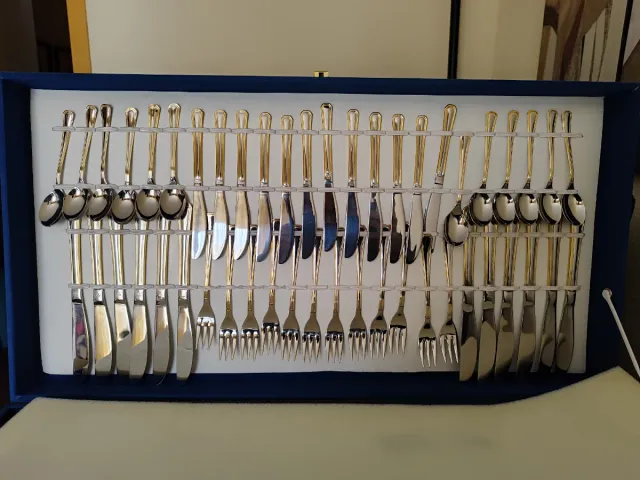 Cubertería de metal dorada y plateada