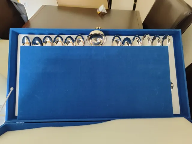 Cubertería de metal dorada y plateada