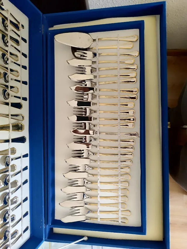 Cubertería de metal dorada y plateada