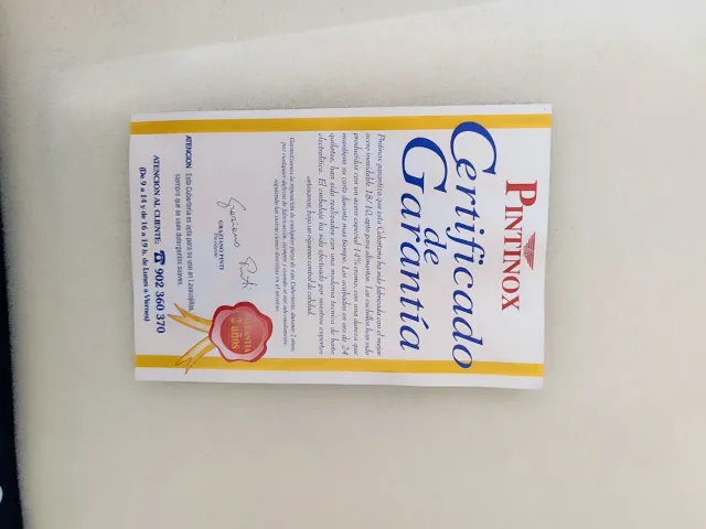 Cubertería de metal dorada y plateada