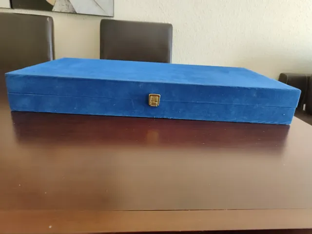 Cubertería de metal dorada y plateada