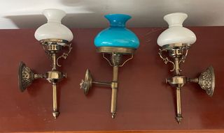 Candelabros de metal y cristal