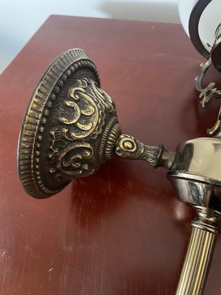 Candelabros de metal y cristal