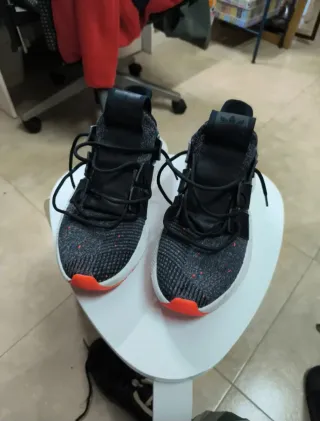 Zapatillas Adidas Negras y Naranjas