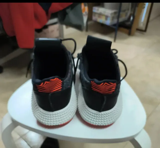 Zapatillas Adidas Negras y Naranjas