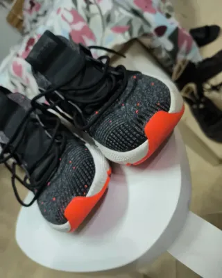 Zapatillas Adidas Negras y Naranjas