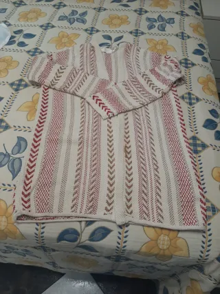 Chaqueta larga beige y roja