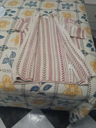 Chaqueta larga beige y roja