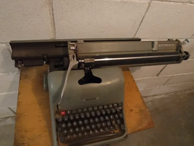 Máquina de escribir Olivetti Hispano