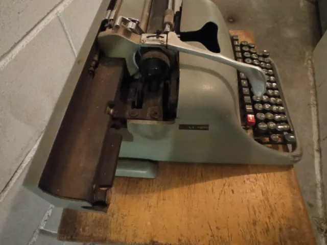 Máquina de escribir Olivetti Hispano