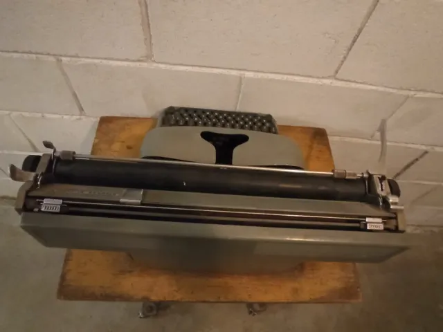 Máquina de escribir Olivetti Hispano