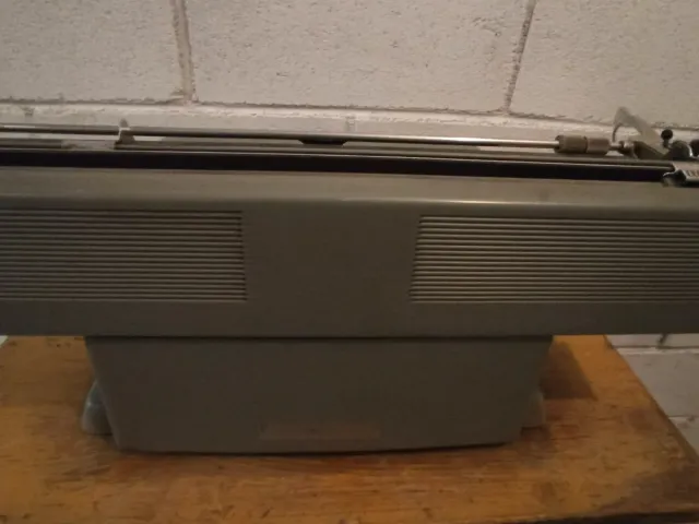 Máquina de escribir Olivetti Hispano