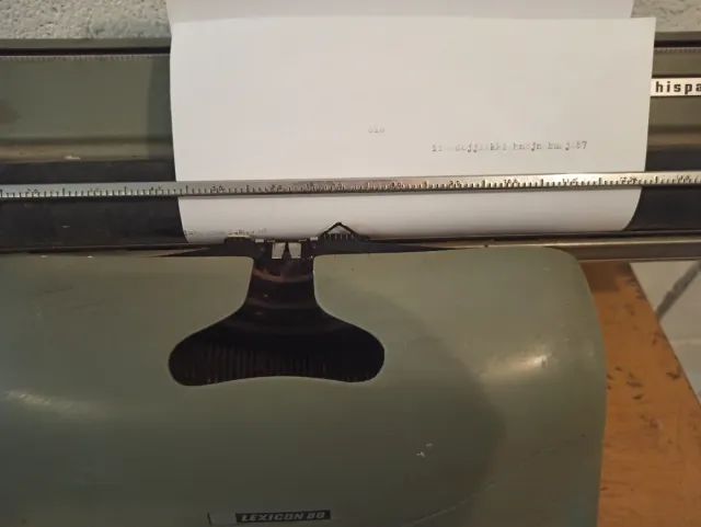 Máquina de escribir Olivetti Hispano