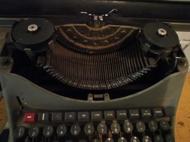Máquina de escribir Olivetti Hispano