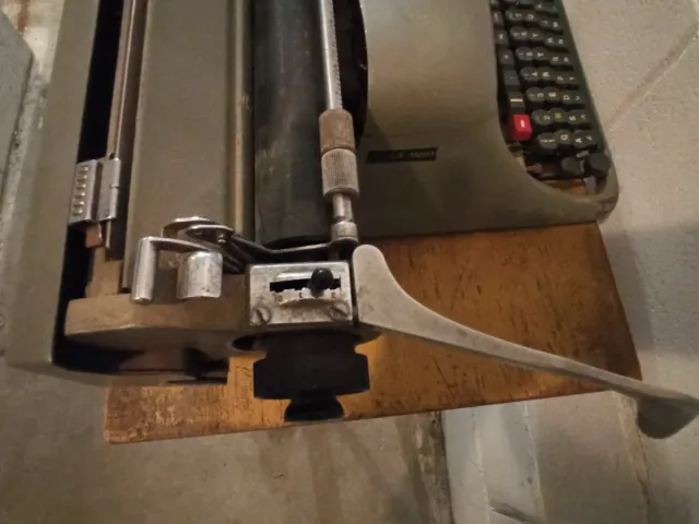 Máquina de escribir Olivetti Hispano