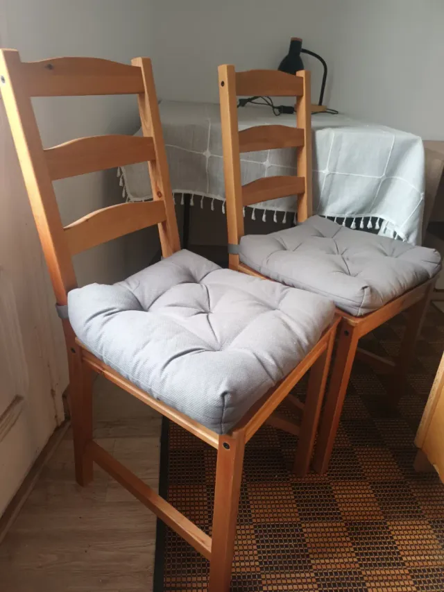 2 Sillas de Madera con Cojines Grises