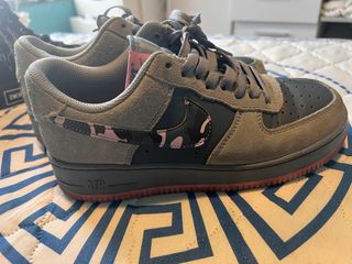 Zapatilla Nike Air Force 1 gris y rosa