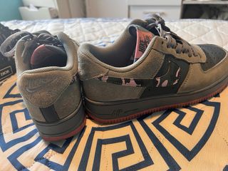 Zapatilla Nike Air Force 1 gris y rosa