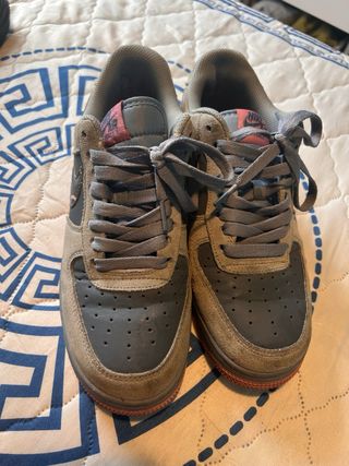 Zapatilla Nike Air Force 1 gris y rosa