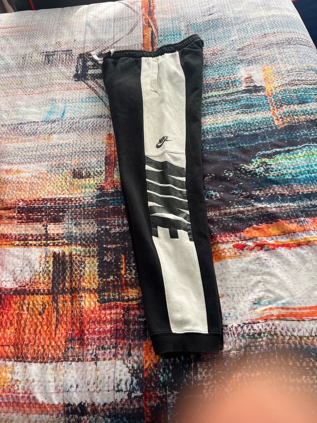 Pantalón Nike Negro con Raya Blanca