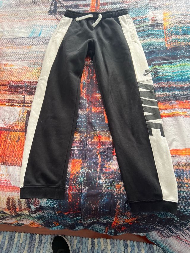 Pantalón Nike Negro con Raya Blanca