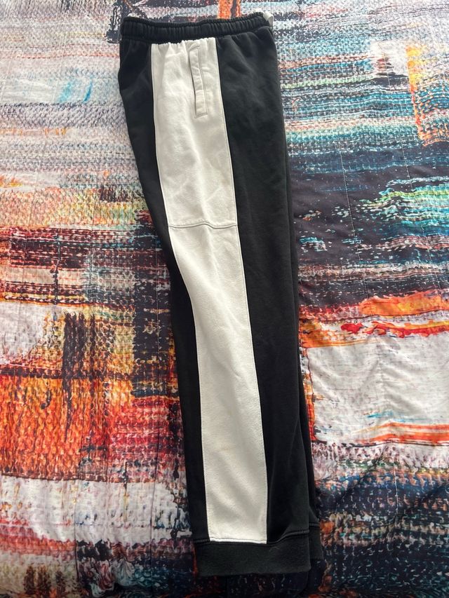 Pantalón Nike Negro con Raya Blanca