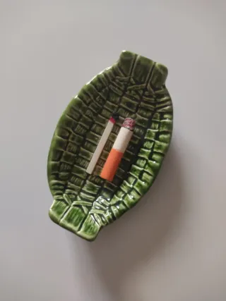 Cenicero verde,con cerilla y cigarro colecciónista