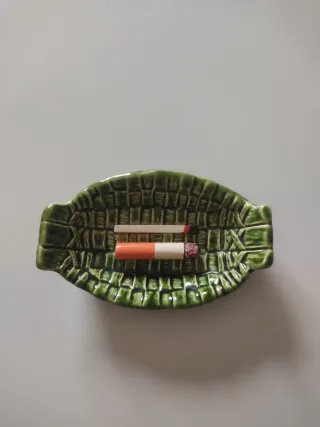 Cenicero verde,con cerilla y cigarro colecciónista