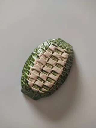 Cenicero verde,con cerilla y cigarro colecciónista