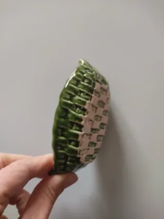 Cenicero verde,con cerilla y cigarro colecciónista