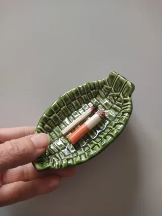 Cenicero verde,con cerilla y cigarro colecciónista