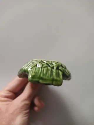 Cenicero verde,con cerilla y cigarro colecciónista