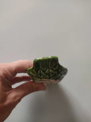 Cenicero verde,con cerilla y cigarro colecciónista