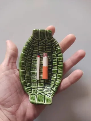 Cenicero verde,con cerilla y cigarro colecciónista