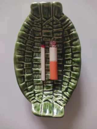 Cenicero verde,con cerilla y cigarro colecciónista