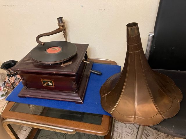 Gramófono antiguo La Voz de su Amo