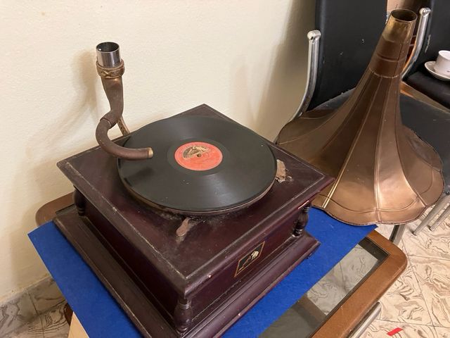 Gramófono antiguo La Voz de su Amo