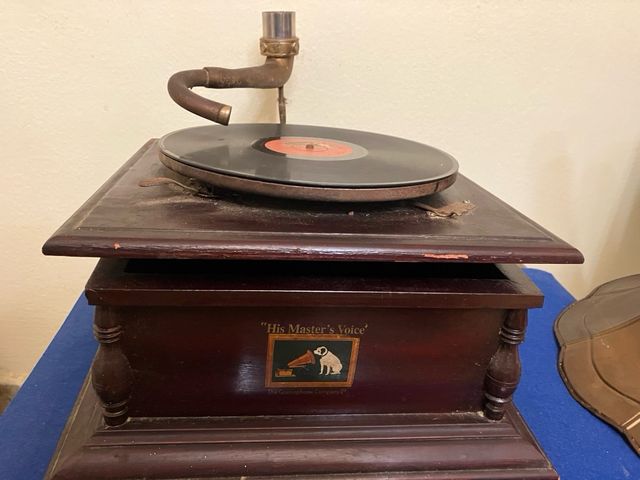 Gramófono antiguo La Voz de su Amo