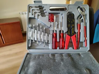 Caja de herramientas con llaves y alicates