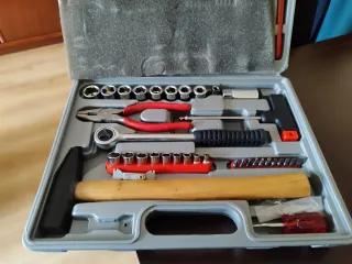 Caja de herramientas con llaves y alicates