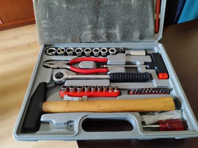 Caja de herramientas con llaves y alicates