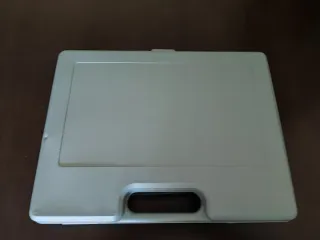 Caja de herramientas con llaves y alicates