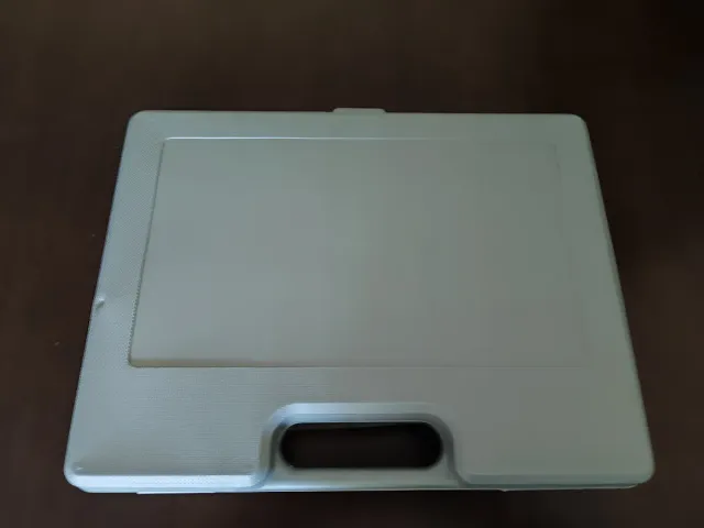 Caja de herramientas con llaves y alicates