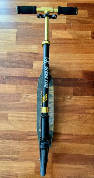 Monopatín Urbano Dorado y Negro