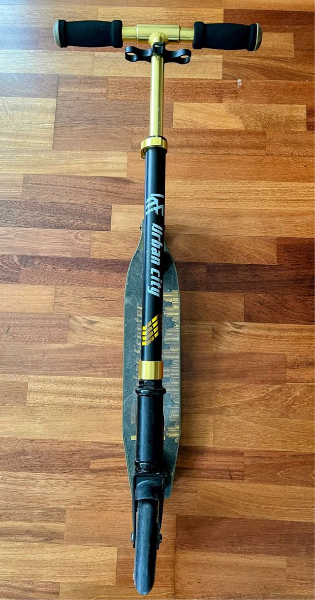 Monopatín Urbano Dorado y Negro